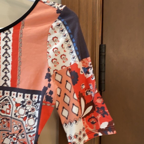 Ultra cute Guess mid sleeve top - Picture 3 of 5